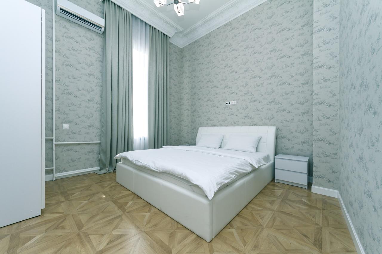 Vip Apartment Near Kreschatyk, 31А Pushkinska Street Kijev Kültér fotó