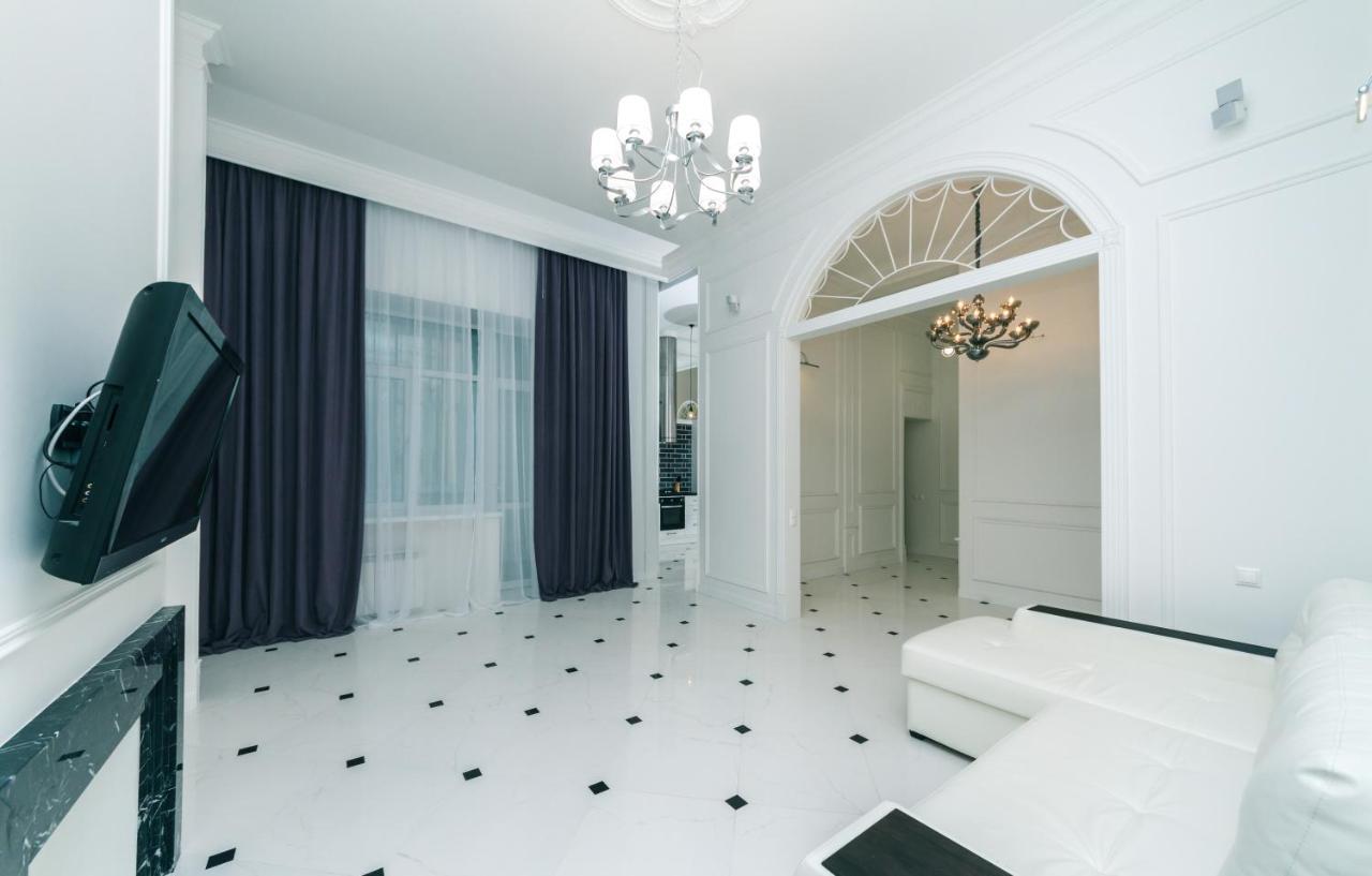 Vip Apartment Near Kreschatyk, 31А Pushkinska Street Kijev Kültér fotó