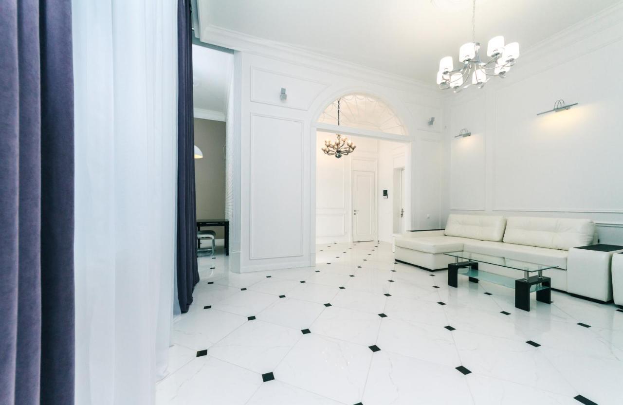 Vip Apartment Near Kreschatyk, 31А Pushkinska Street Kijev Kültér fotó